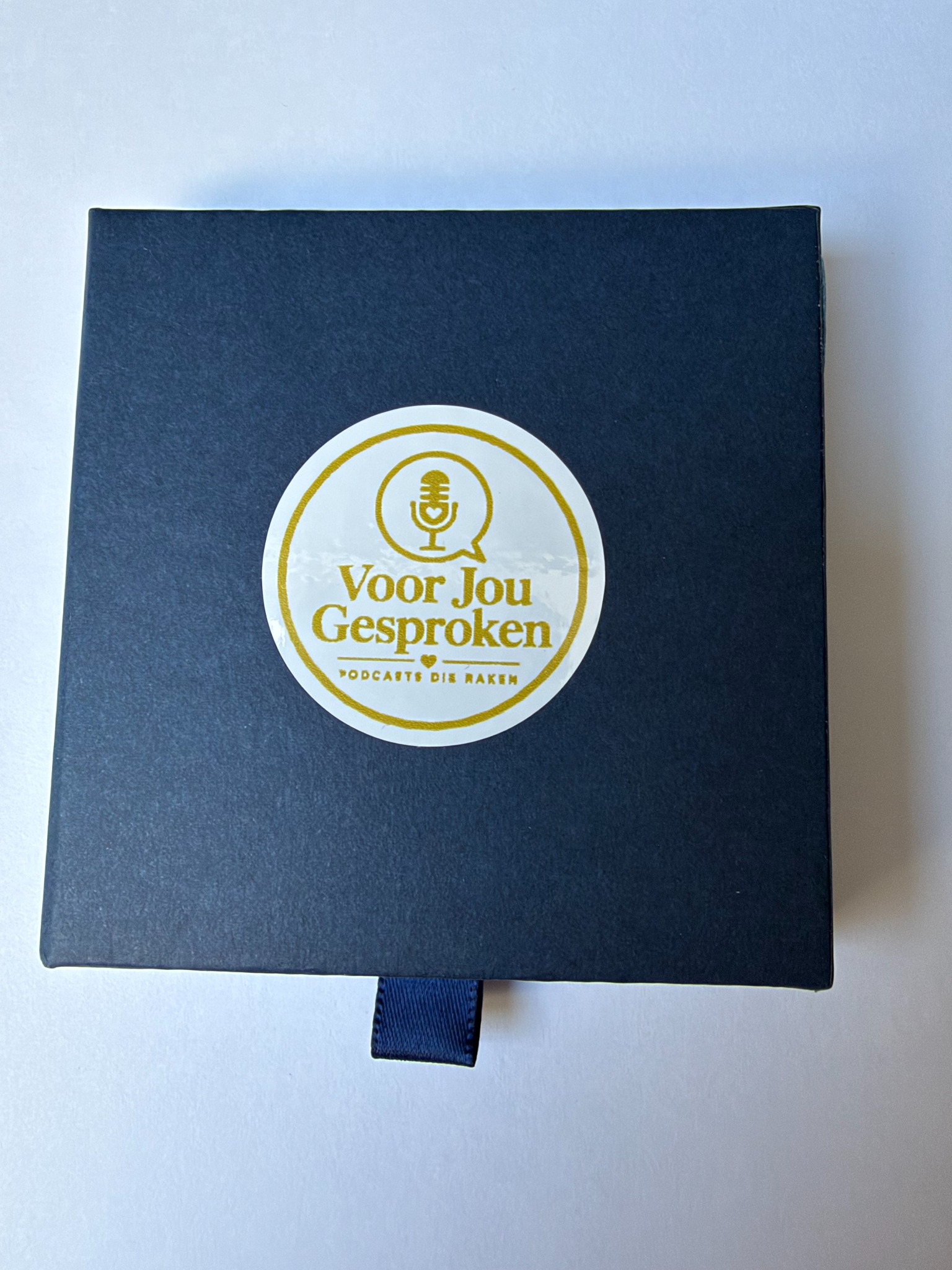 Geschenkdoos, USB-stick en disclaimerkaart naast elkaar